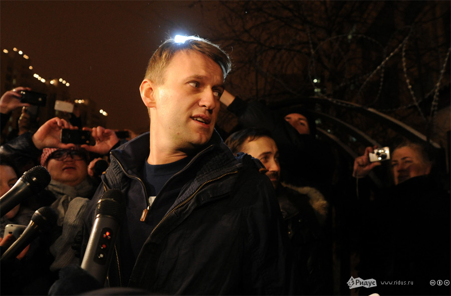 Импровизированная пресс-конференция Алексея Навального у здания спецприемника. © Василий Максимов/Ridus.ru