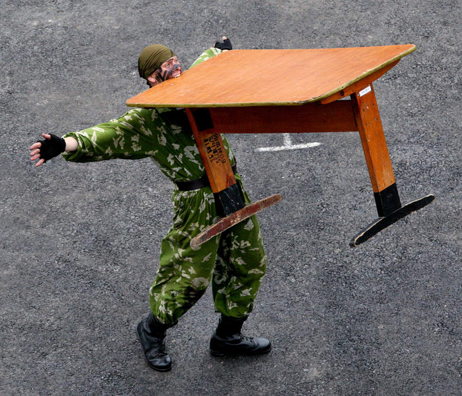 Смешная военная картинка. Защитный костюм сапера ЗКС-1 "Дублон". Смешной солдат. Военный стол. Боевой стол.
