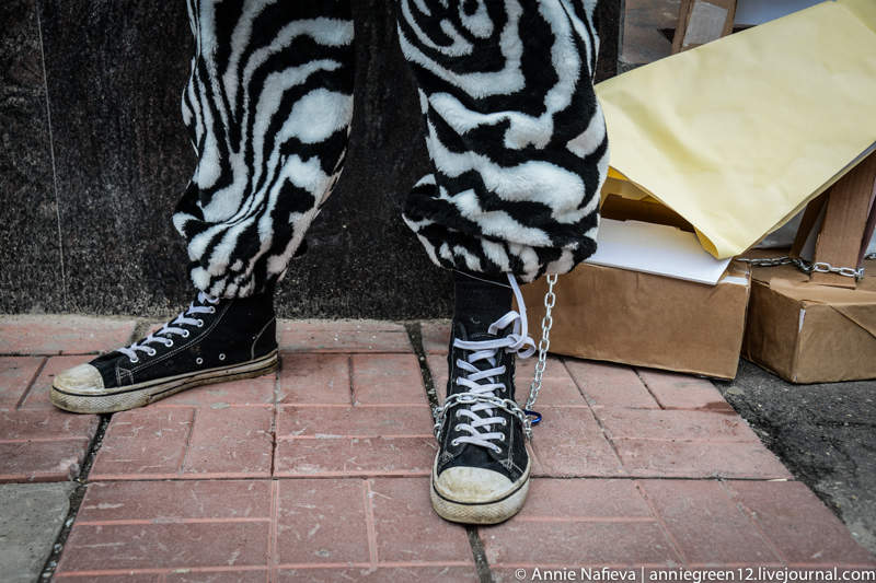 Цепи на ногах пикетера, символизирующие весь тлен и безысходность для животных в цирке