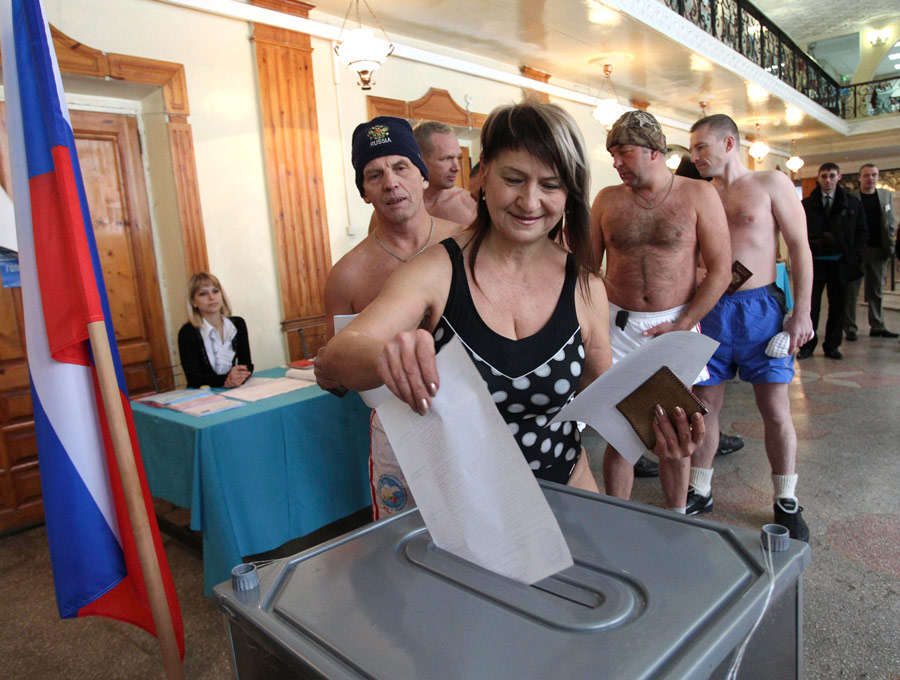 На избирательный участок в Барнауле пришли любители зимнего плавания. © Andrei Kasprishin/Reuters