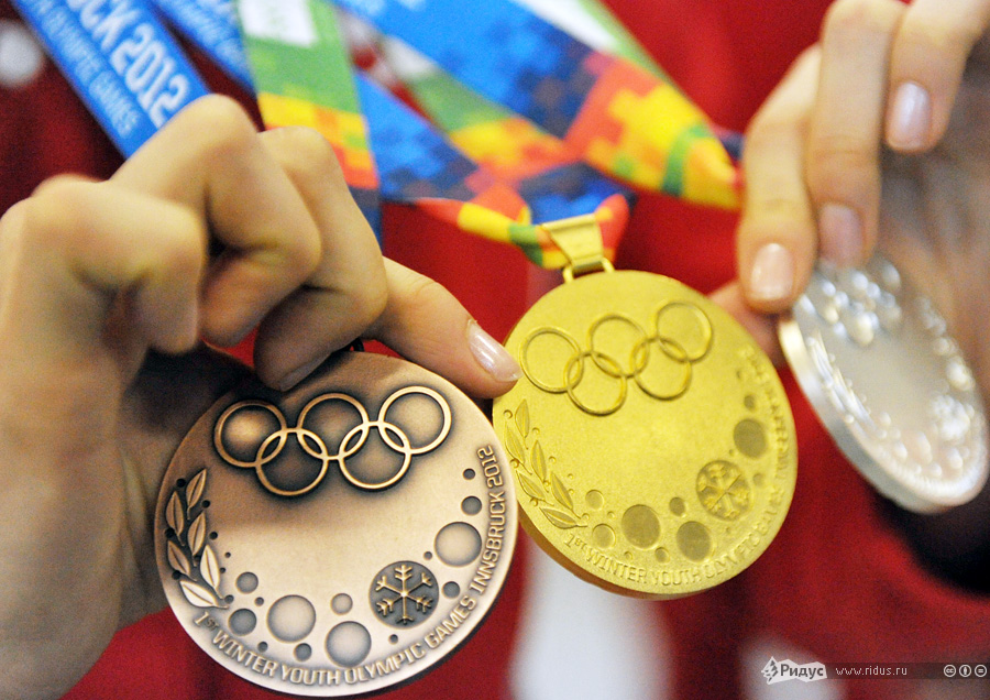 11 день олимпиады. Медали юношеских Олимпийских игр. Наши медалисты. Медаль 16 лет. Медальки Юный Олимпиец для детей.