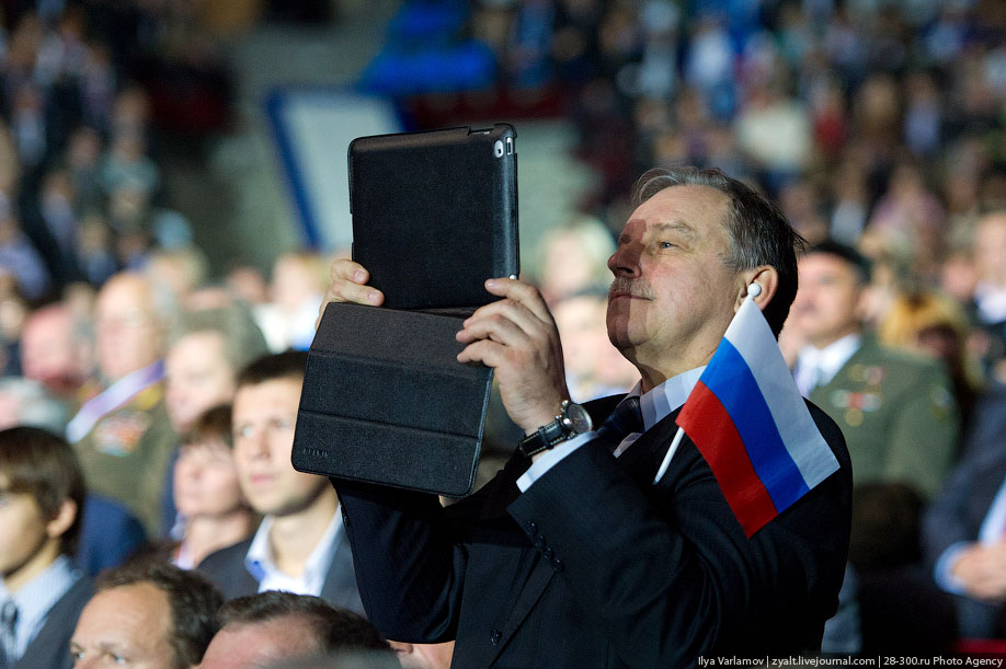 Делегаты используют планшеты для съемки происходящего. © Илья Варламов