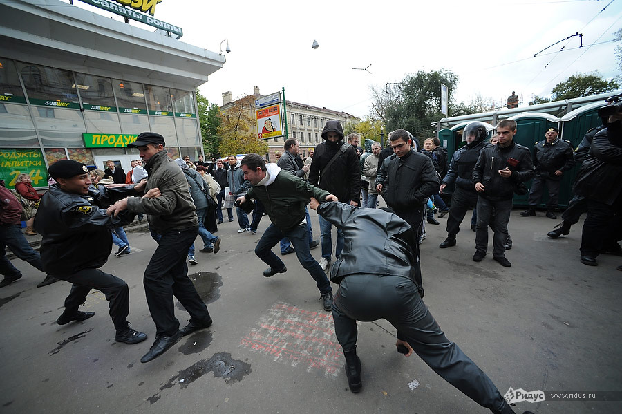 Полиция зачищает площадь от гомофобов. © Антон Белицкий/Ridus.ru