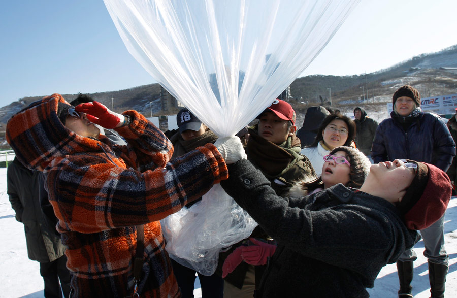 Жители Южной Кореи запускают гигантские воздушные шары с теплыми носками и пожеланиями. © Wally Santana/AP Photo
