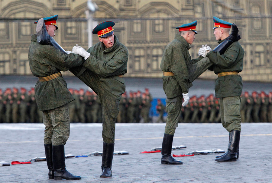 Парад победы солдаты. Солдаты на параде. Русские солдаты на параде. Строй солдат на параде. Прикольные солдаты на параде.