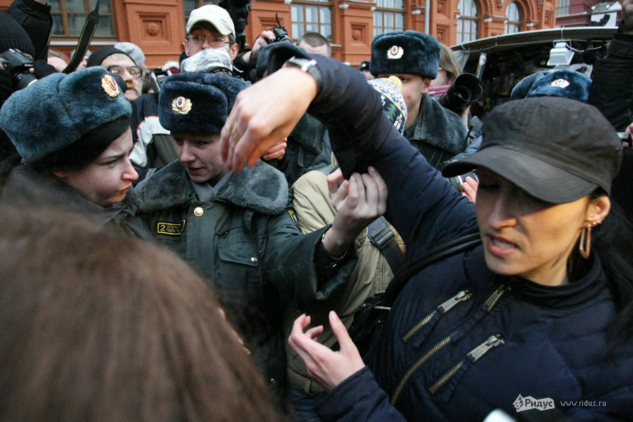 Задержание Анастасии Удальцовой на Манежной площади во время акции оппозиции в день выборов в Госдуму. © Антон Тушин/Ridus.ru