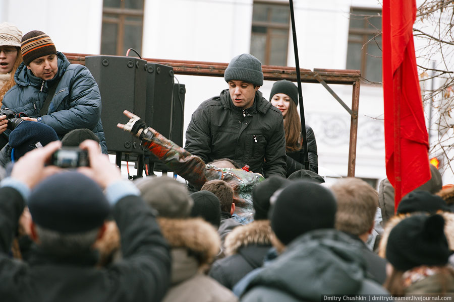 Подвыпивший залез на трибуну и хотел отобрать микрофон у митингующих. © Дмитрий Чушкин/Ridus.ru