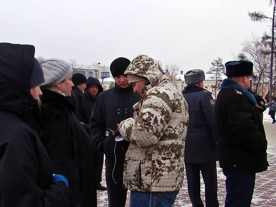Момент задержания, разговор с сотрудником полиции. Фото Григория Скарченко.