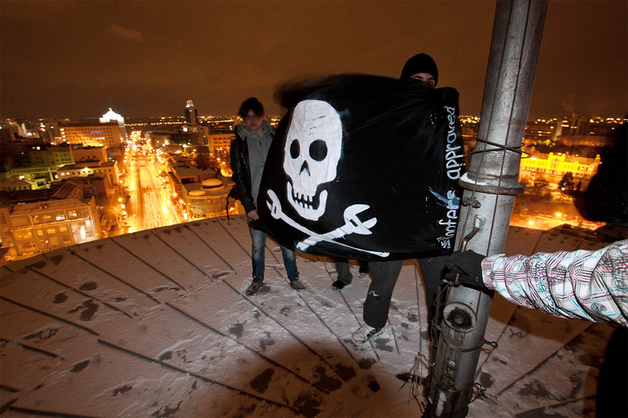 Пиратский флаг на крыше новосибирского театра. © zapret-no.livejournal.com