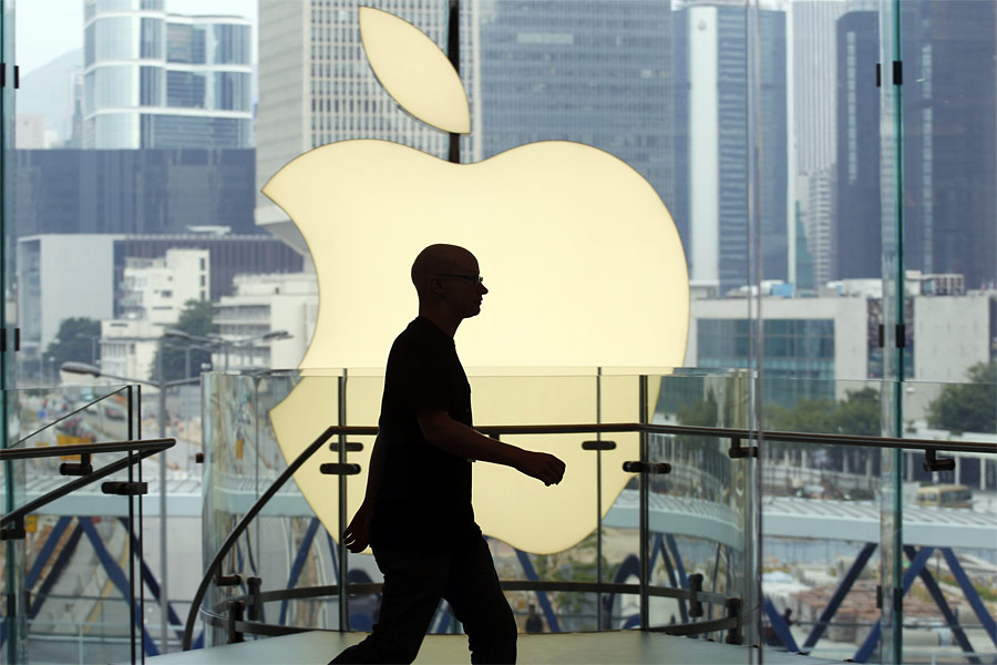 Логотип компании в магазине Apple Store. © Tyrone Siu/Reuters