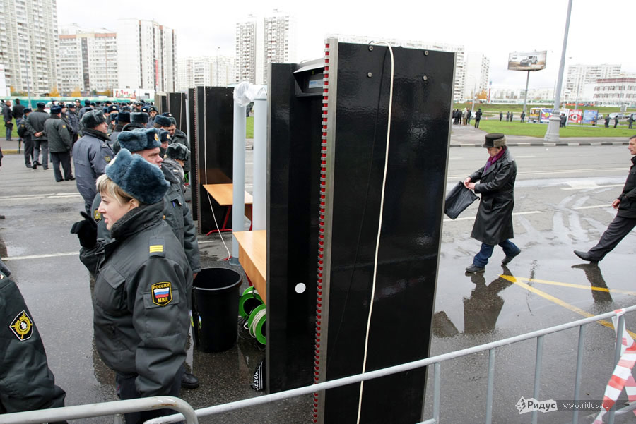 Участников акции пропускали через металлоискатели. © Антон Тушин/Ridus.ru