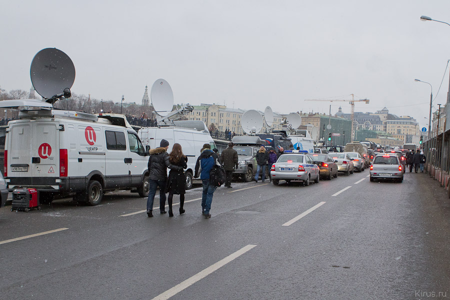 Фургоны СМИ выстроились на противоположном берегу / © Кирилл Сергеев