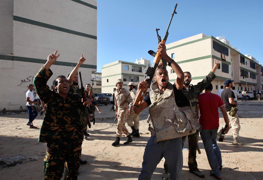 Войска Переходного национального совета во время перестрелки со сторонниками бывшего лидера Ливии Муаммара Каддафи. © Ismail Zitouny/Reuters