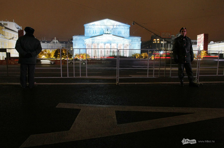 Около здания большого театра ведется полицейское патрулирование. © Антон Тушин/Ridus.ru