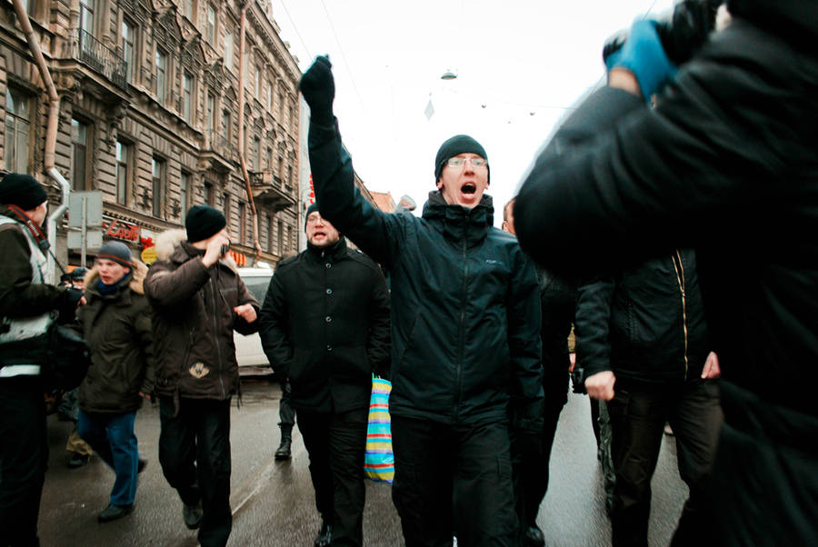Митингующие идут по центру Владимирского проспекта