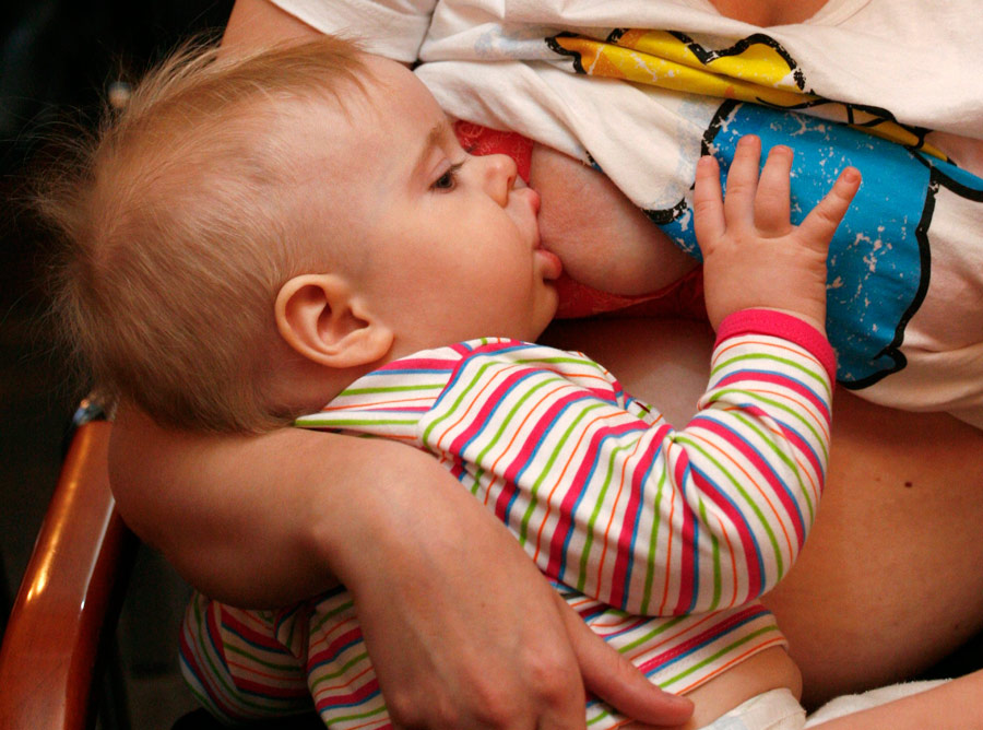 Кормление ребенка грудью. © Ilya Naymushin/Reuters
