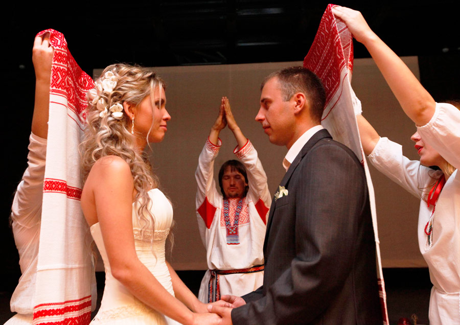 Молодожены Иван и Анна Худашовы решили воспроизвести церемонию бракосочетания в Музее современного искусства в Красноярске. © Ilya Naymushin/Reuters