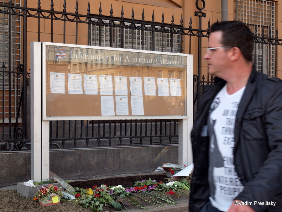 Цветы возле американского посольства в Москве в  память о  жертвах  трагедии в Бостоне. Москва. ©Vadim Preslitsky