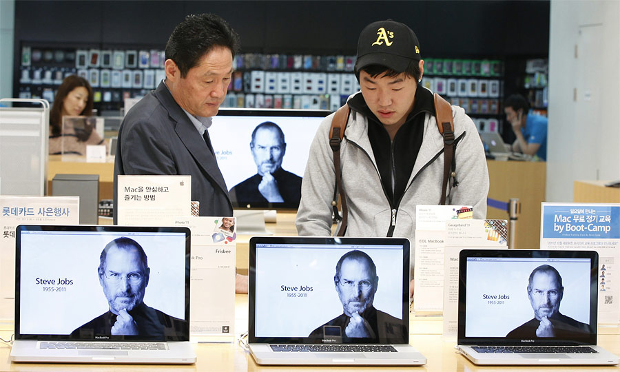 Так выглядят компьютеры в фирменных магазинах Apple по всему миру. © Jo Yong-Hak/Reuters
