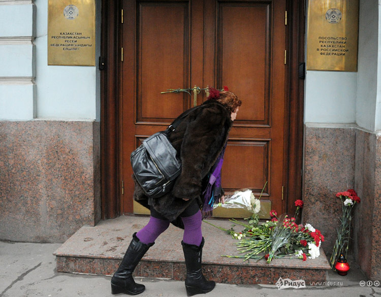 Возложение цветов в память о погибших во время беспорядков 16 декабря 2011 года у посольства Казахстана в Москве. © Антон Тушин/Ridus.ru
