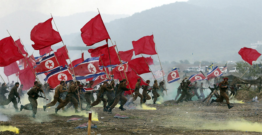 Солдаты южнокорейской армии в роли солдат северокорейской армии выступают в масштабной исторической реконструкции битвы у реки Нактонган. © Lee Jin-Wook/Yonhap/Reuters