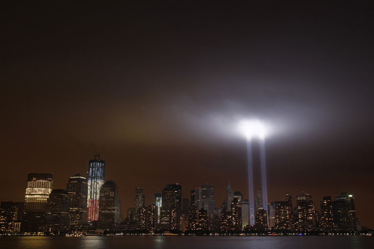 Светотехники воссоздали башни-близнецы в день памяти жертв 9/11. © Reuters/Jim Young