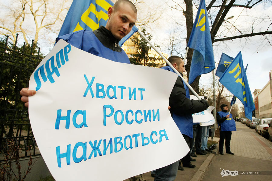 Митинг ЛДПР у посольства Таджикистана в Москве 16 ноября 2011 года. © Антон Тушин/Ridus.ru