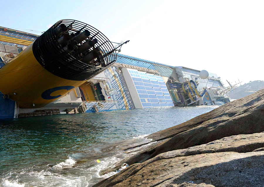 Круизный лайнер Costa Concordia, севший на мель у острова Джильо в Италии. © Reuters