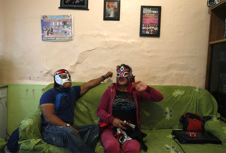 Семья мексиканских рестлеров: Леди Сенсация и ее муж Октагонсито в своем доме. © Carlos Jasso/Reuters
