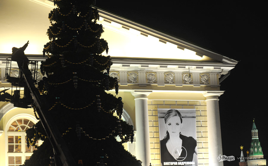 Установка новогодней елки у здания Большого академического театра в Москве. © Василий Максимов/Ridus.ru