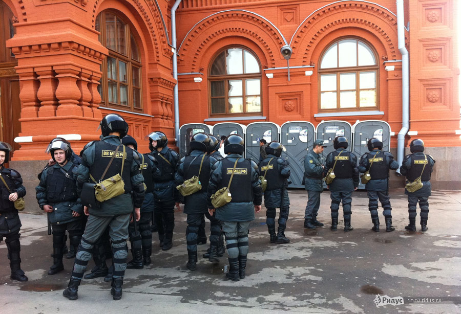 Полицейский патруль на Манежной площади в Москве. © Антон Белицкий/Ridus.ru
