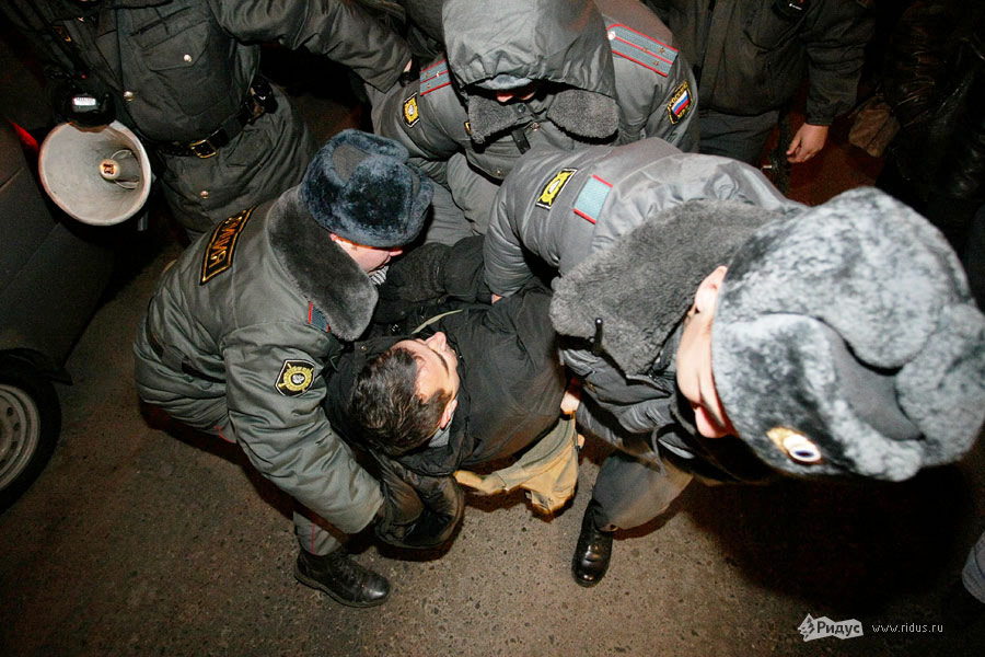 Задержание оппозиционеров на акции символических похорон выборов. © Антон Тушин/Ridus.ru