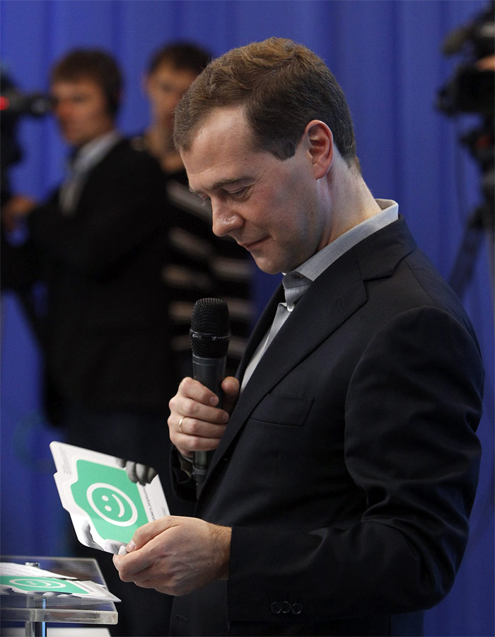 Дмитрий Медведев с наклейкой «Фотографировать разрешено». © Сергей Карпухин/Reuters