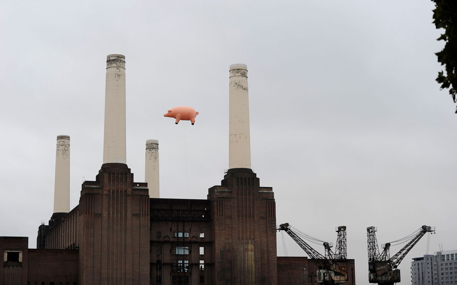Девятиметровая надувная свинья пролетает над лондонской электростанцией Баттерси. © Paul Hackett/Reuters