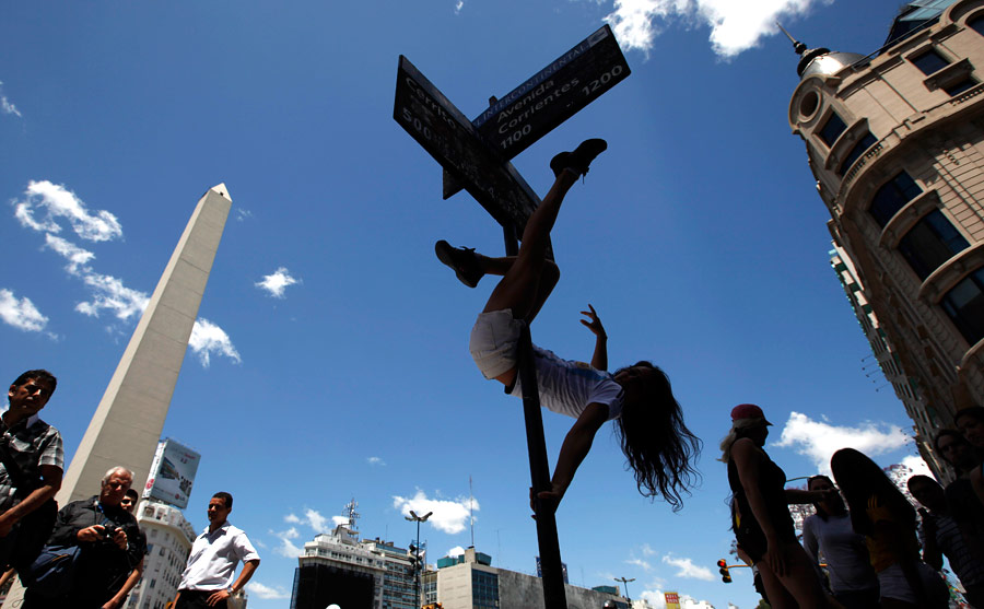 В пятницу в Буэнос-Айресе состоится конкурс «Мисс пол-дэнс Южная Америка». Накануне танцовщицы вышли на улицы города, чтобы привлечь внимание к мероприятию. © Наташа Писаренко/AP Photos