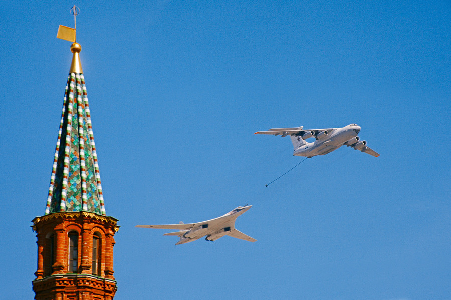 Имитация дозаправки в воздухе. Ил-78, самолет-заправщик, и Ту-160 - сверхзвуковой стратегический бомбардировщик-ракетоносец с крылом изменяемой стреловидности, среди пилотов получивший прозвище 