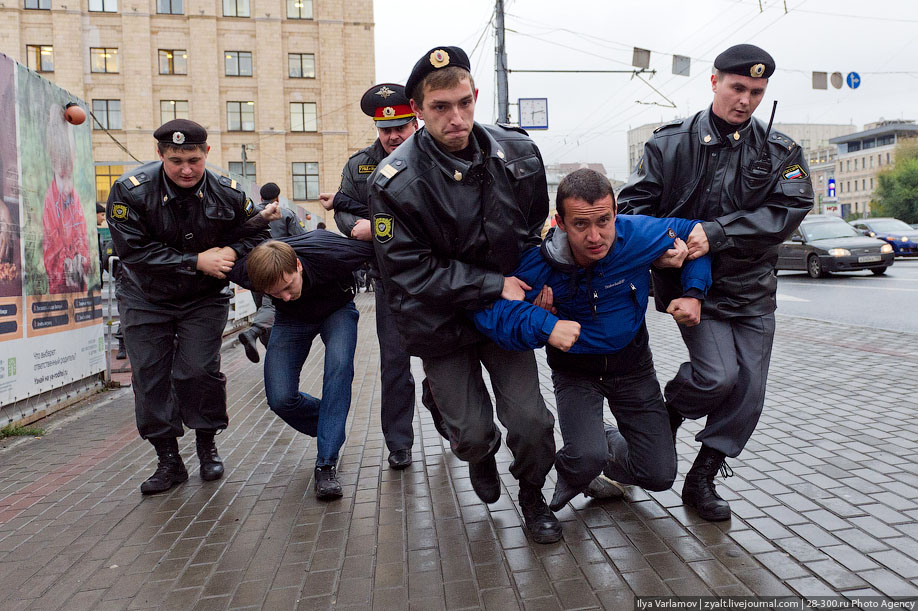 Полиция разгоняет митинг на Триумфальной площади в Москве. © Илья Варламов