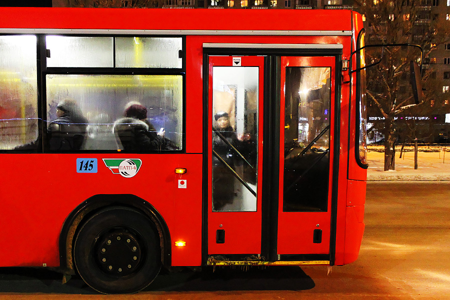 Автобус красное орехово. Красный автобус. Двери автобуса. Красный автобус Казань. Красный автобус городской.