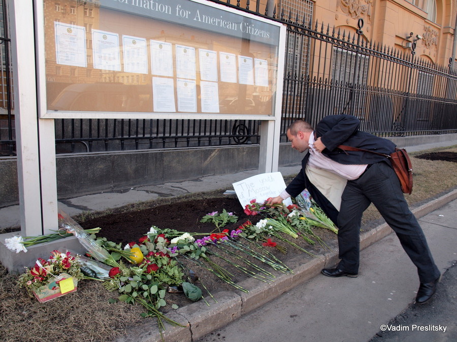 Москвичи возлагают цветы возле американского посольства в Москве в  память о  жертвах  трагедии в Бостоне. Москва. ©Vadim Preslitsky
