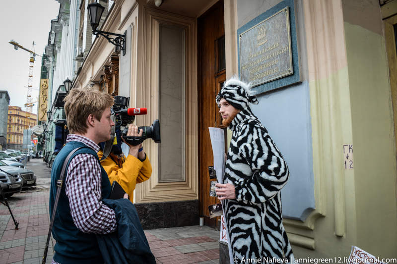 Корреспонденты 5 канала случайно встретили пикетера, когда выходили из здания Росгосцирка