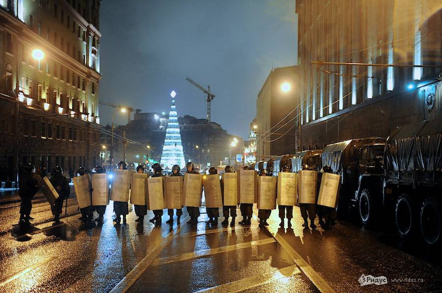 Сотрудники ОМОН блокируют проход к Лубянке 5 декабря 2011 года. © Антон Белицкий/Ridus.ru