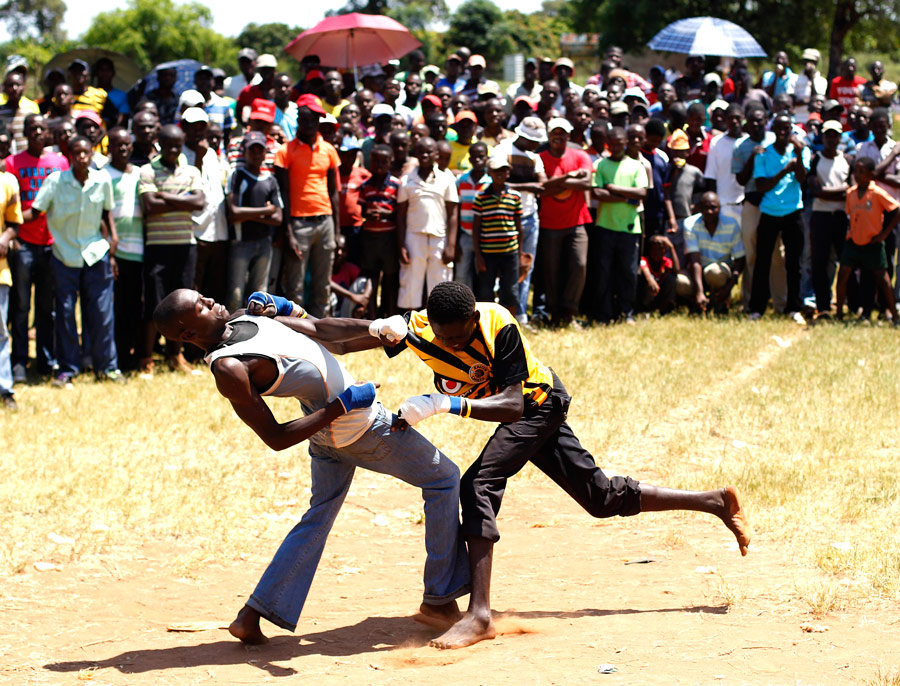 Мастерство кулачного боя во время праздника Мусангве, в деревне Габа в провинции Лимпопо. © Siphiwe Sibeko/Reuters