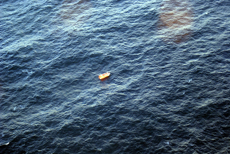 Надувная спасательная лодка с затонувшей буровой установки «Кольская» в Охотском море. © МЧС РФ/ИТАР-ТАСС