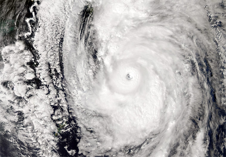 Тайфун «Роке»: вид из космоса. © NASA Earth Laboratory