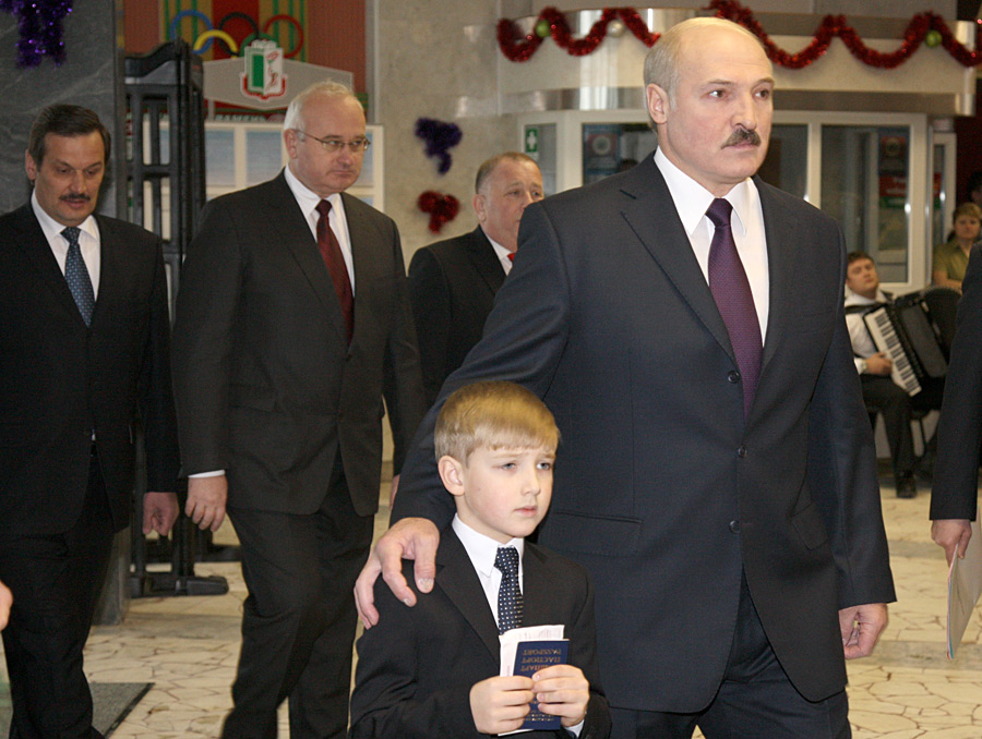 Лукашенко учительницу. Коля Лукашенко. Коля Лукашенко фото. Коля Лукашенко с мамой. Коля Лукашенко в полный рост.