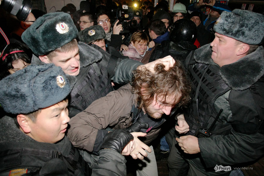 Полицейские задерживают оппозиционеров на Триумфальной площади. © Антон Тушин/Ridus.ru