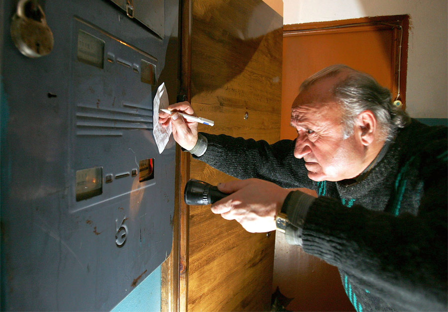 Квартиросъемщик снимает показания электросчетчика. © Владимир Смирнов/ИТАР-ТАСС