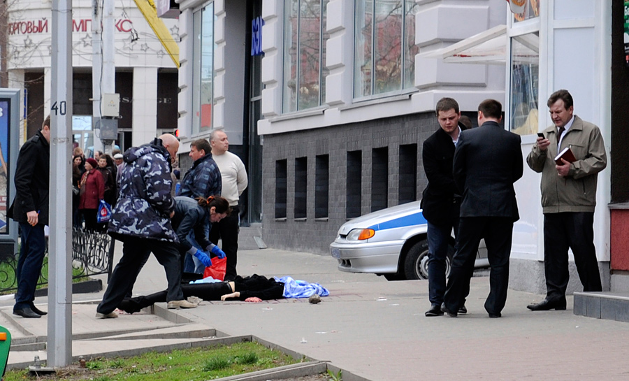 Следователи осматривают тело жертвы в Белгороде. © Андрей Каксуслов/Reuters