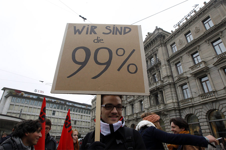 Демонстранты у здания банка Credit Suisse в Цюрихе. © Christian Hartmann/Reuters