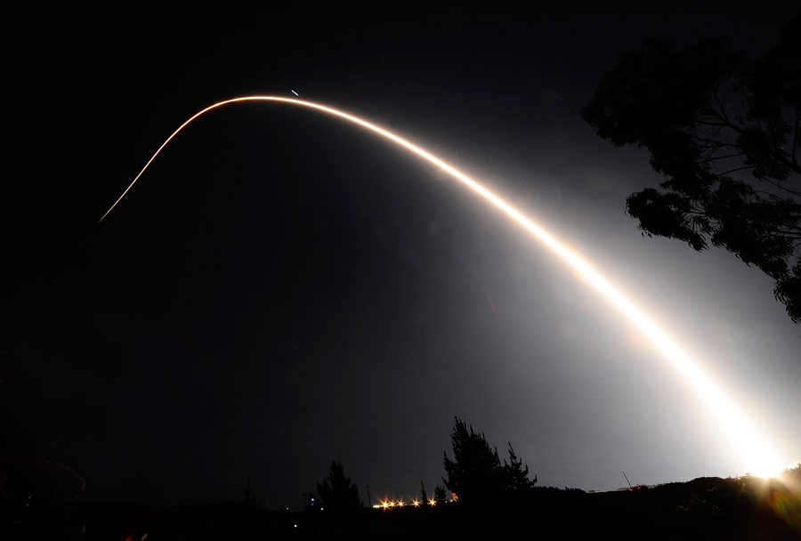 Запуск ракеты Delta II с авиабазы ​​Ванденберг в Калифорнии. © Gene Blevins/Reuters